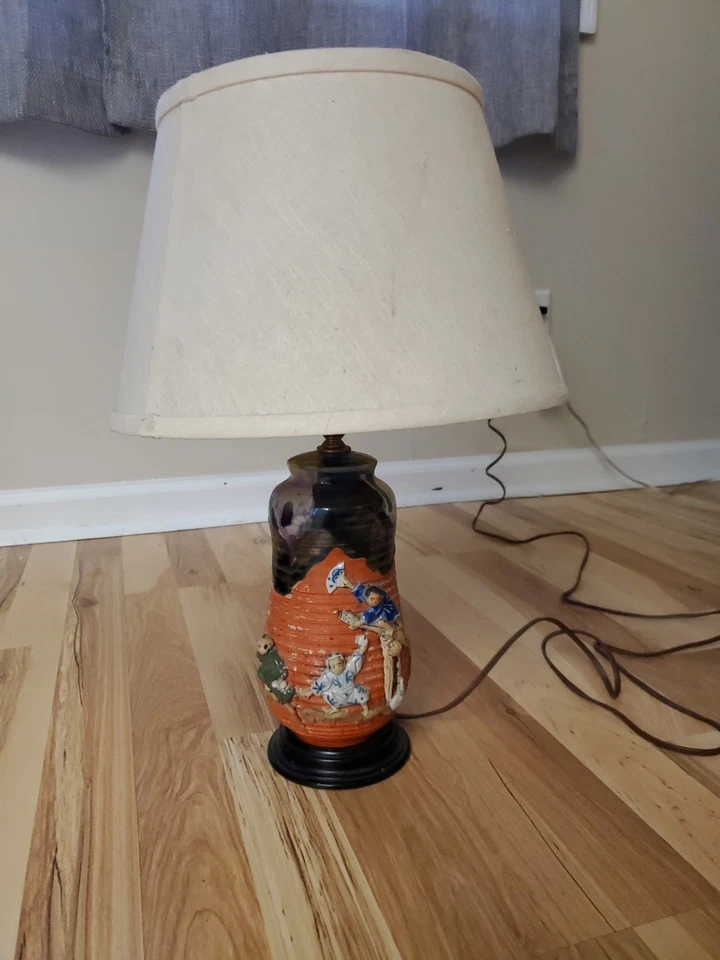Antigua lámpara japonesa de cerámica Sumida Gawa con distintivas figuras aplicadas rara Foto 1 de 4