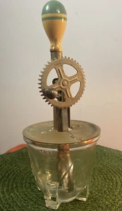 Mezclador de mano vintage con taza medidora tazón con patas vidrio transparente 16 oz - Imagen 1 de 11