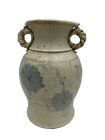 Vase de poterie d'art signé artisan doubles poignées torsadées gris avec fleurs bleues 8,5"