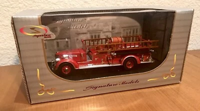 ✅1939 Packard Fire Engine Truck Red 1:32 Diecast Model by Signature Models 32400 - Image 1 of 4