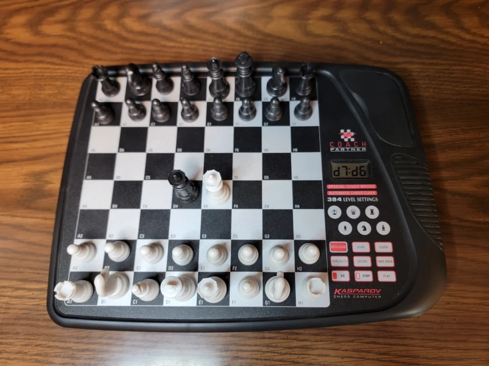 Saitek Kasparov Coach Partner Juego de Ajedrez Electrónico con Tablero Sensorial Foto 1 de 4
