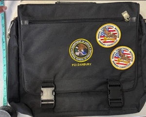 SET BESTEHEND AUS 3: DOJ BOP FEDERAL BUREAU OF PRISONS FCI FT DIX SCHULRANZEN TASCHE & 2 PATCHES - Bild 1 von 5