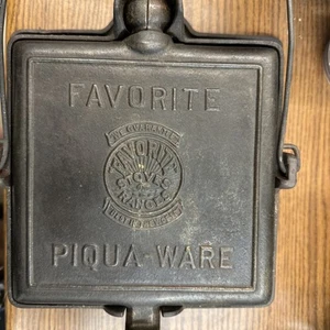 Lieblings Piqua-Ware Gusseisen Waffeleisen, quadratisch, 4" Erhöhung, Holzgriffe - Bild 1 von 19