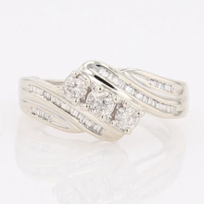 Anillo de compromiso de tres piedras de diamantes de corte redondo de 0,50 quilates de oro blanco de 10 k talla 5,25 Foto 1 de 4