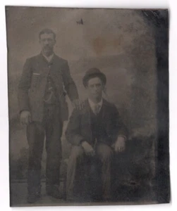Hombres de pie y sentados, trajes, bigote y sombrero de bombín años 1870-1890 foto tipo tinte - Imagen 1 de 2