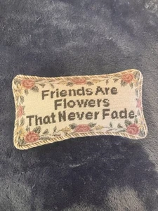Mini almohada puntada trabajo vacaciones regalo vintage 123 Creations, Inc. Friends - Imagen 1 de 5