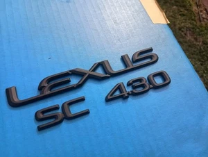 Lexus SC 430 2002-2010 OEM Genuine Rear Trunk Painted Black Emblem SET OEM USED - Foto 1 di 4