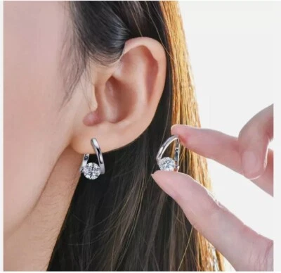 Pendientes Huggies de diamantes de moissanita de corte redondo de 2,80 quilates con acabado en oro blanco de 14 quilates Foto 1 de 4
