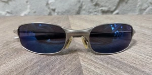 Occhiali da sole Oakley filo quadrato 2.0 argento ghiaccio iridio cerniera a molla - Foto 1 di 15
