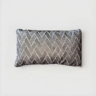 ALMOHADA DECORATIVA DE ARENISCA LINEAL CON CUENTAS HUDSON PARK 12 in X 22 in DORADO Foto 1 de 2