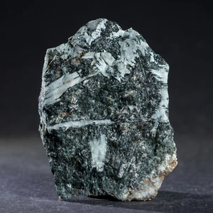 Muestra mineral de wollastonita. Localidad rara: Cabo Turii Óblast de Murmansk Rusia - Imagen 1 de 4