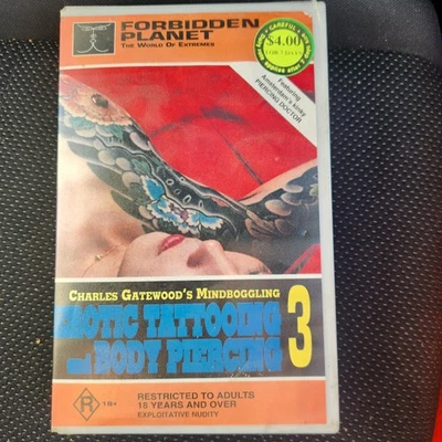 Tatuaje erótico y piercing corporal tatuaje vintage VHS Charles Gatewood raro Foto 1 de 4