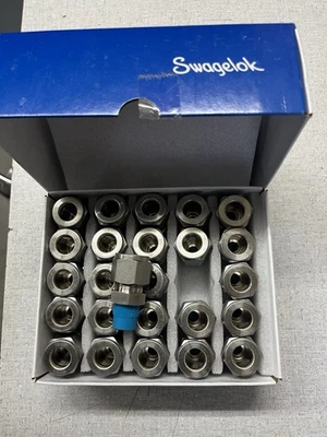 Swagelok SS-810-1-4 Male Connector Tube Fitting 1/2" Tube Compression x 1/4" NPT - Image 1 of 2
