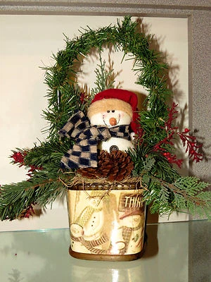 АНТИКВАРНЫЙ Снежный Зимний ПРИМИТИВНЫЙ СНЕГОВИК Трубка Ягодная Сосна Конус Столешница Сделано Флористом - Изображение 1 из 4