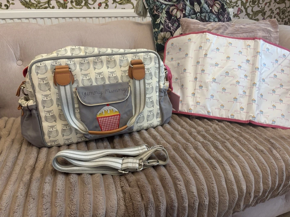 Yummy mummy Cupcake baby diaper Change Bag And mat  - image 1 of 4