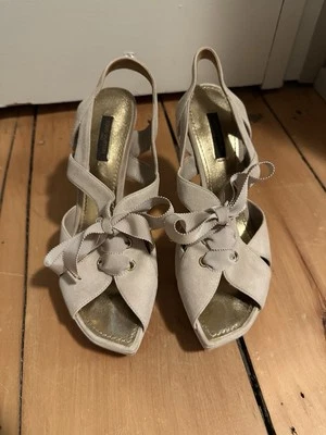 Sandalia Louis Vuitton Neutrals Slingback Gamuza Lazo Acentos Gris Arena UE Talla 38 Foto 1 de 4