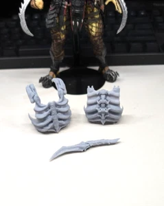 Predator Xenomorph Armor with Prowler Knife im Maßstab 1:12 UNBEMALT - Bild 1 von 2
