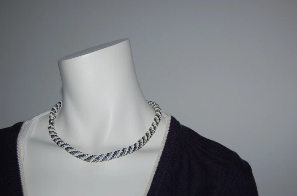 Hand gehäkelte Perlenkette aus Kunstperlen - weiß-blau-silber - Bild 1 von 1