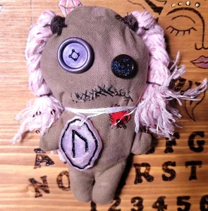 Voodoo Zauber Voodoo Puppe - Okkulte Magie Halloween Dekoration-Rune Uruz - Bild 1 von 11