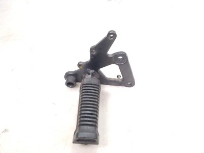 2009 Suzuki GS500 E F apoio dianteiro direito para os pés e suporte de montagem - Imagem 1 de 4