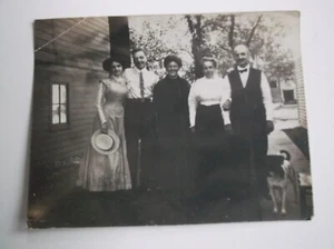 Fotografía antigua en blanco y negro damas y caballeros principios de 1900 4 3/4 x 3 5/8 pulgadas - Imagen 1 de 3