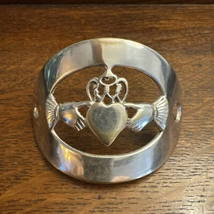 Raro, unico argento vintage (? Placcato) Clip per capelli irlandese Claddagh accessorio per capelli - Foto 1 di 5