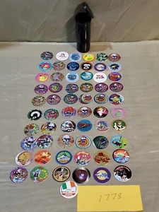 61 tappi gioco americani collezione anni 90 con supporto in plastica con tappo - Foto 1 di 7