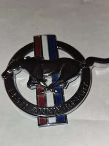 Vintage NOS Ford Mustang 35th Anniversary Emblem Ornament - Foto 1 di 6