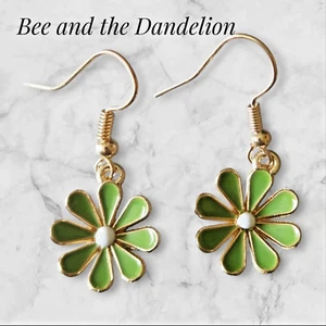 Green Enamel Daisy Type Flower Gold Tone Earrings - Picture 1 of 4