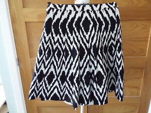 TALBOTS BLACK AND WHITE COTTON PLEATED SKIRT - SIZE 8 (US)