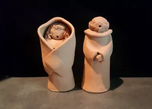 Sculture d'arte popolare narratori in argilla vintage firmate n. l Noel - Foto 1 di 7