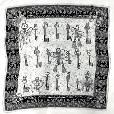 Cachecol vintage ALFREDO VERSACE padrão chaves de seda 34" x 34" - Imagem 1 de 4