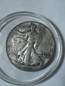 Moneda de medio dólar de plata de 0,9 1942 sin acuñación Walking Liberty/Eagle circulada - Imagen 1 de 4