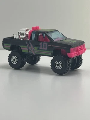 HOT WHEELS TARJETA AZUL COLECCIONISTA # 131 CARROCERÍA RÍGIDA NISSAN NEGRA CON INTERIOR ROSA Foto 1 de 4