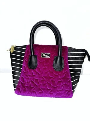Cartera/bolso de mano Betsy Johnson ~ "LUV BETSY" ~ púrpura acolchado con espalda/rayas blancas Foto 1 de 4