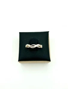 Hermoso anillo de eternidad retorcido - tono plateado - talla 5 - Imagen 1 de 4