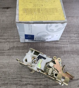 Genuine Mercedes Benz Atego 815 Front Right Door Lock Mechanism A9737200835 - Picture 1 of 3
