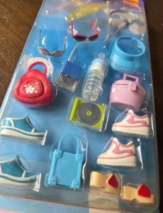 Barbie Puppe Bonanza Zubehör Paket Schuhe Sonnenbrille Kleiderbügel 2003 Mattel LESEN - Bild 1 von 6