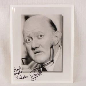 NICHOLAS SMITH MR. RUMBOLD - ¿TE ESTÁN SIRVIENDO? FOTO FIRMADA AUTÓGRAFO 8x10 - Imagen 1 de 2