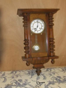 Antiguo reloj de pared (estilo imperio) mecanismo péndulo, tono de llamada: gong - Imagen 1 de 3