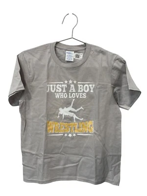 Camiseta gráfica Port and Company juvenil talla mediana Just A Boy Who Loves Wrestling Foto 1 de 4