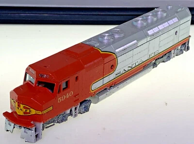 Athearn Santa Fe #5940 Locomotive - Image 1 of 4