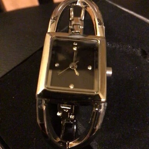AVON Ladies Silver Tone Semi Bangle Watch VGC New Boxed & Working - Picture 1 of 6