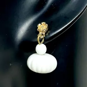 Vintage Carved Fluted White Lucite Bead Dangle Drop Pierced Earrings Gold Tone - Picture 1 of 8