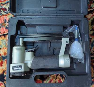 Surebonder 9615A calibre 22 neumático Uph. Grapadora con estuche de viaje Foto 1 de 4