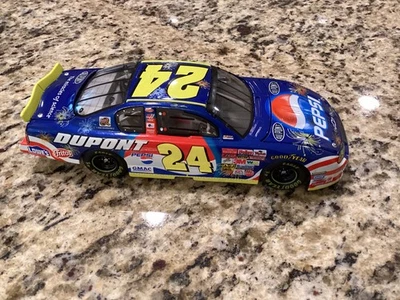 Jeff Gordon #24 Dupont Pepsi Daytona Patriotic 2002 Chevrolet Monte Carlo 1:24 - Imagem 1 de 4