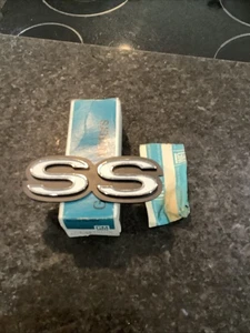 Nos 1969 Camaro SS Rear Panel Emblem 8701110  - Bild 1 von 5