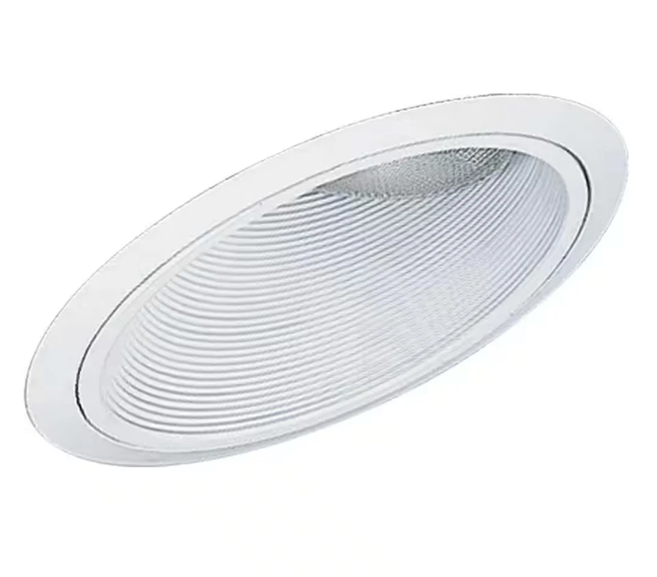 Borde deflector Progress Lighting P8004-28 6" para techos inclinados, acabado blanco Foto 1 de 3