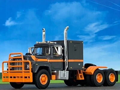 1/64 DCP GRIS/NARANJA MACK R CON CAMA PLANA Foto 1 de 4