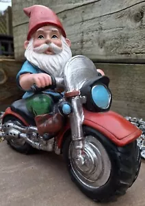 Garden Gnome Motorrad Opa Dad Biker 21 cm Neuheit Geschenk Geschenk W6B UK VERKÄUFER - Bild 1 von 3